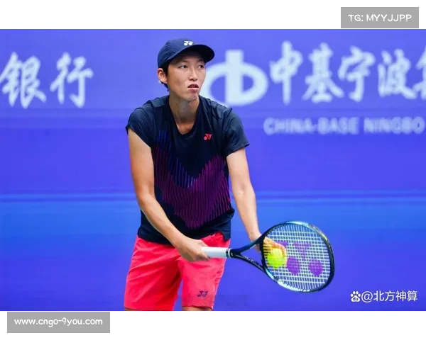 尤晓迪双冠后瘫坐场地，团队递水助其恢复体力